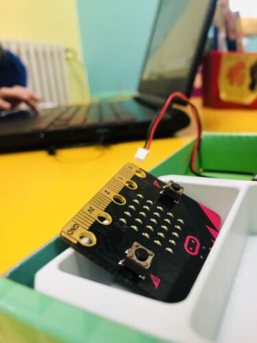 scheda elettronica usata da dotik per laboratori coding nelle scuole